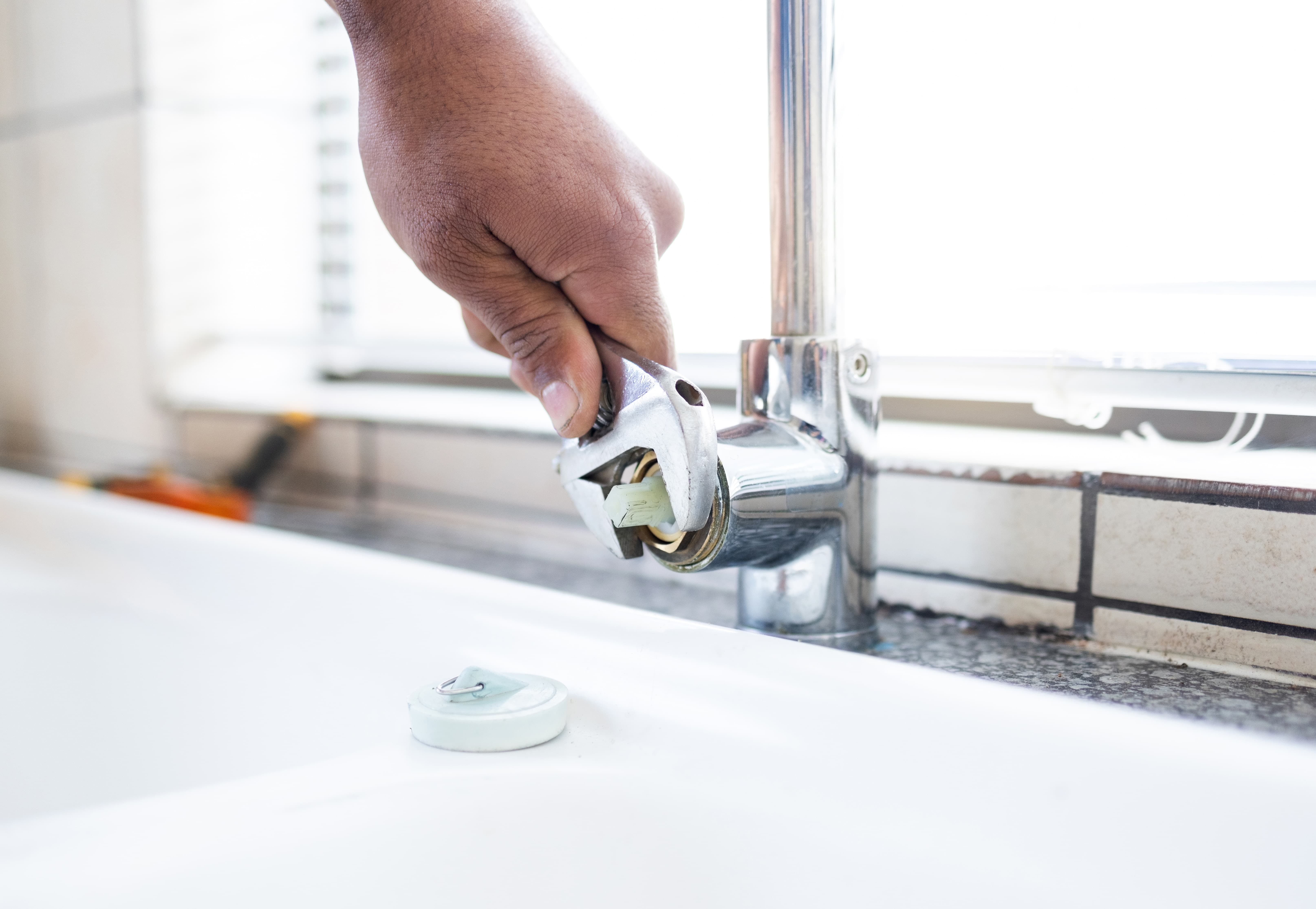 how to seal a bath